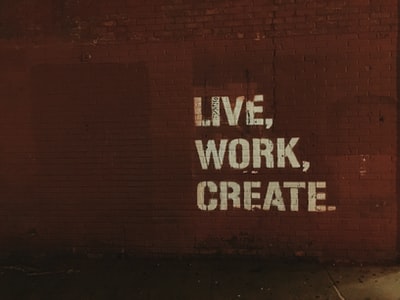 红砖墙与生活，工作，创造。引用